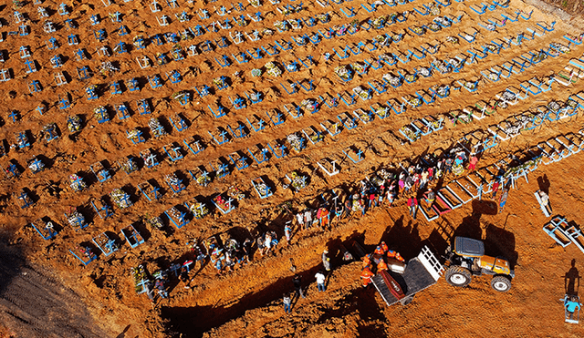 Vista aérea de los trabajadores del cementerio Parque Taruma, durante la pandemia de coronavirus COVID-19 en Manaos, estado de Amazonas, Brasil. | Foto: Michael Dantas / AFP