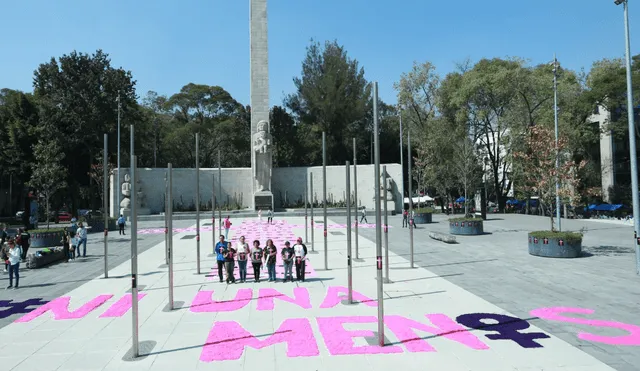 Grupos de mujeres pegaron cruces rosas por todo el país y pintaron una gigante a los pies del Monumento a la Madre. Foto: Twitter.