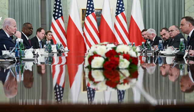 El presidente ESTADOUNIDENSE Joe Biden (L), junto con el secretario de Defensa estadounidense Lloyd Austin (2ndL), asiste a una reunión con el presidente polaco Andrzej Duda (R) y el ministro polaco de Foregin Zbigniew Rau (2ndR) en el palacio presidencial de Varsovia el 26 de marzo de 2022. Foto: AFP.