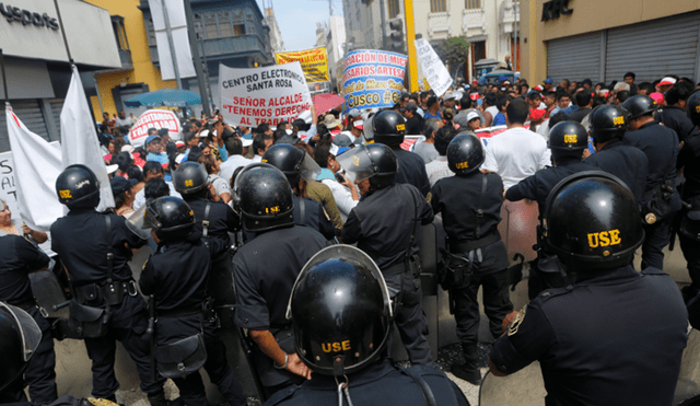 Comerciantes de Mesa Redonda se enfrentan a la Policía en medio de protesta contra cierre de sus negocios [VIDEO]