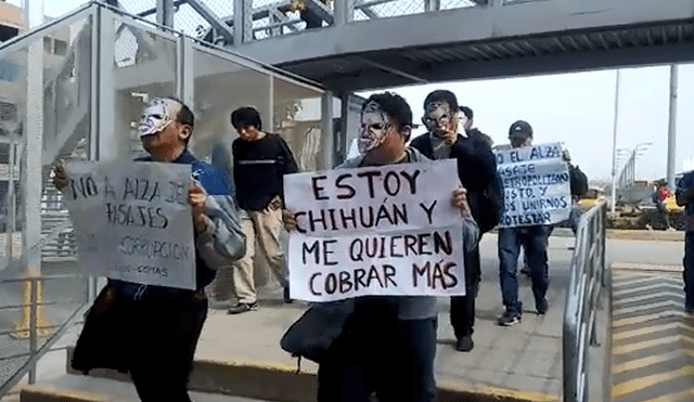 Metropolitano: con máscaras de Luis Castañeda, usuarios protestan por alza de pasaje [VIDEO]