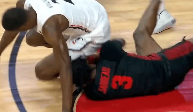 Jugador de baloncesto muerde a rival mientras lucha por el balón [VIDEO]