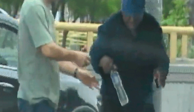 Cercado: sujeto vendía botellas que llenaba con agua de regadío [VIDEO]