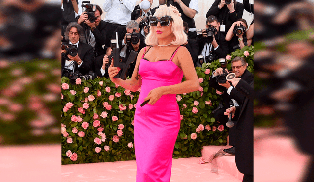 Lady Gaga se desviste en la alfombra rosa del MET Gala 2019 [VIDEO]