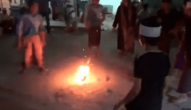YouTube viral: Chicos se atreven a jugar fútbol descalzos con un coco en llamas [VIDEO]
