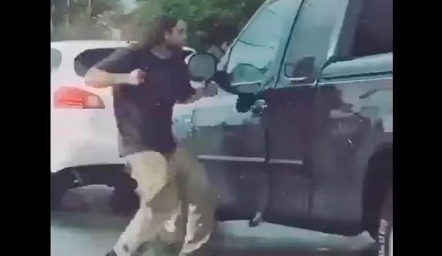 YouTube: Enfurecido conductor rompe luna de camioneta de un puñetazo | VIDEO