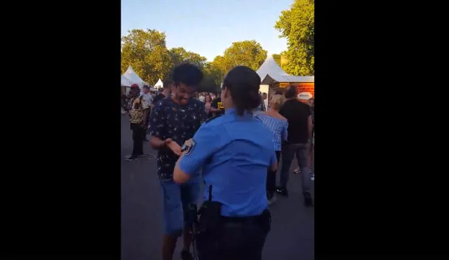 Facebook: Polémica por baile de salsa de policía alemana y joven en popular carnaval 