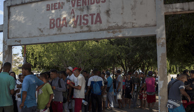 Venezolanos y brasileños son vacunados contra el sarampión en Roraima