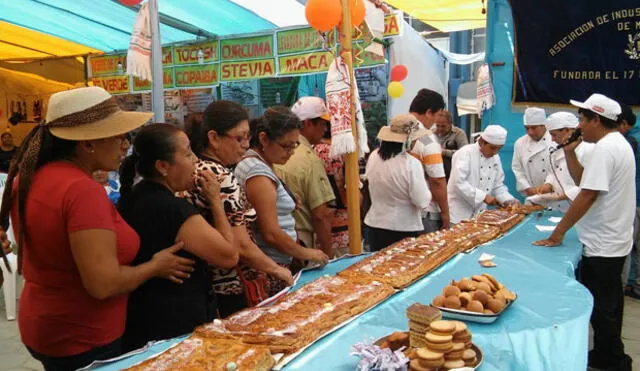 Panificadores celebraron el 182° aniversario de Chiclayo con gigantezco pastel de cumpleaños 