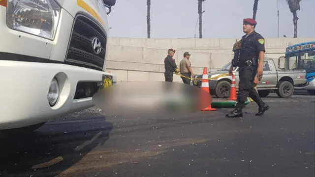 Según un taxista que presenció el accidente, el chofer del camión perdió el control luego que un auto invadiera su carril. (Foto: URPI - GLR)