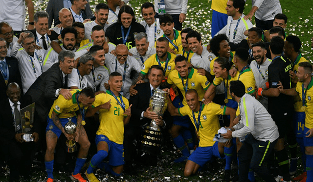 Hinchas brasileños abuchearon a presidente Jair Bolsonaro durante premiación. Foto: AFP