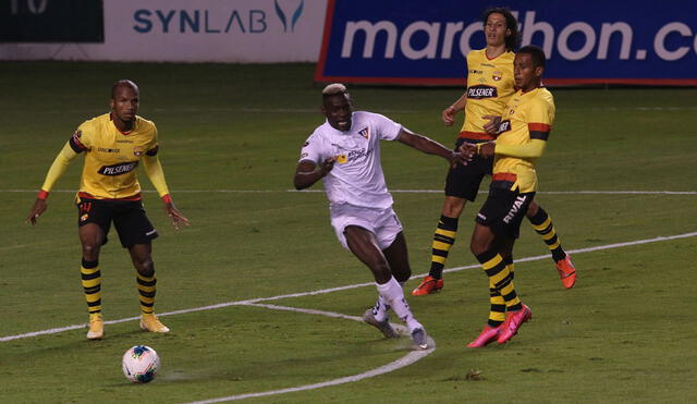 El partido se juega en el estadio Rodrigo Paz Delgado. Foto: Marcador/Twitter