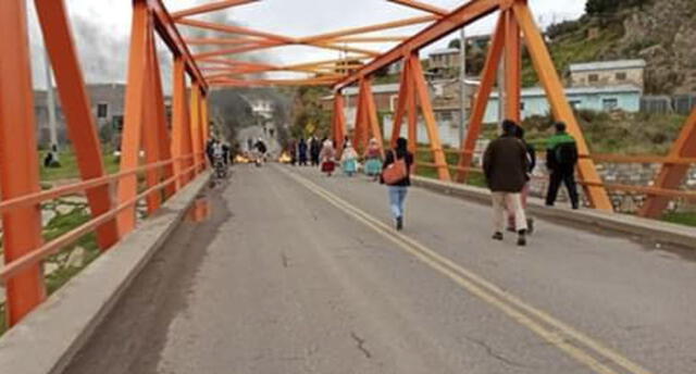 Puno: Estudiantes de la Universidad Andina bloquearon puente internacional de Ilave [VIDEO]