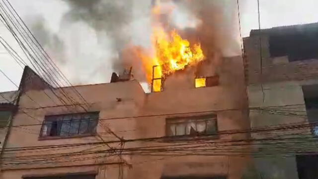 El fuego consumió todo lo que encontró a su paso en el cuarto piso de la vivienda del jirón El Chaco 2 400. (Foto: Captura de video)