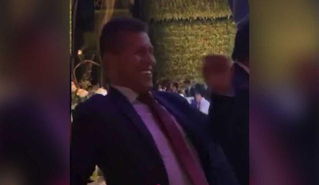 El exjugador se robó el show en otro momento de la boda con su popular 'baile de la Malagua'. Foto: Captura de tv.
