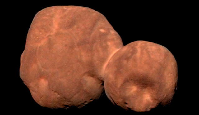 La nueva imagen de Arrokoth muestra los dos lóbulos unidos y un color rojizo por su composición química. Crédito: New Horizons / NASA.
