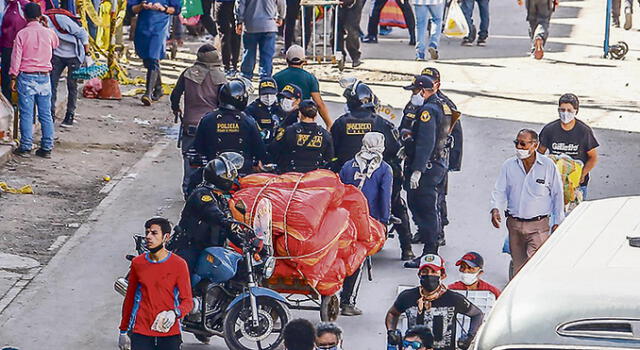 contagiados. Un grupo de policías que fdieron positivo a covid, dejaron aislamiento y salieron a las calles.