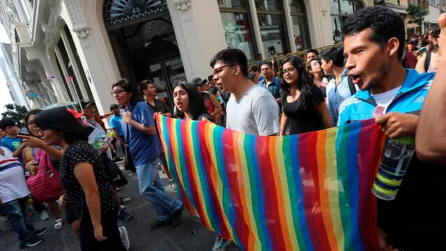 Besos contra la homofobia: comunidad LGTBI realiza besatón por Día del Amor [FOTOS]