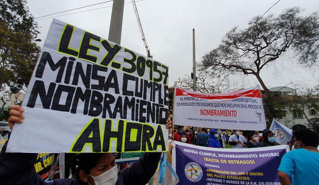 Los trabajadores de salud llegaron con carteles al frontis del Minsa. Foto: Jessica Merino/ URPI-GLR .