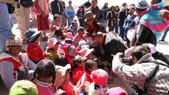  Ministro Gonzalo Tamayo entrega ayuda a pobladores afectados por las heladas