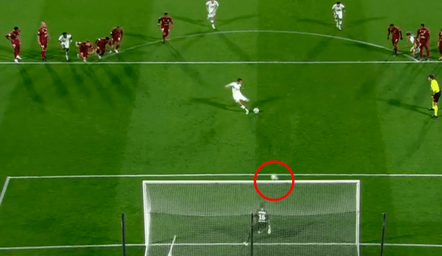 Hinchas del Metz lanzaron un balón al área al mismo tiempo que Di María ejecutó el penal que colocaría arriba en el marcador al PSG por la Ligue 1.