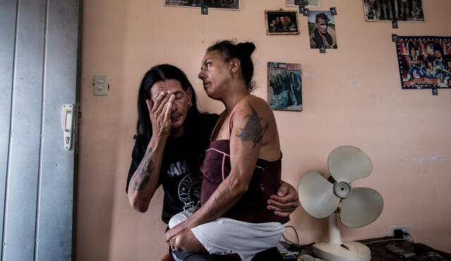 AIDS patients Yohandra (R) and Gerson chat at their home, a former sanatorium for HIV patients in Pinar del Rio province, Cuba on April 20, 2017. - Just over 3,800 people died of AIDS in the island between 1986 and 2015, according to the government. Some 20,000 were living with HIV in 2015. (Photo by ADALBERTO ROQUE / AFP)
