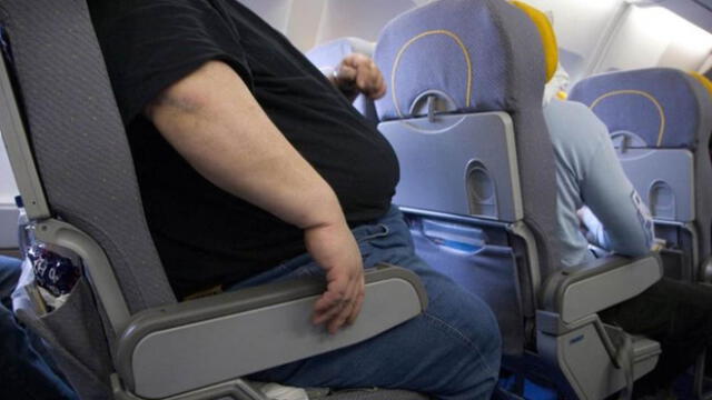 Pasajero demanda a aerolínea por sentarlo junto a persona con sobrepeso
