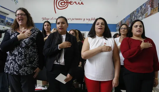 Doce madres extranjeras abrazan la nacionalidad peruana por amor a hijos