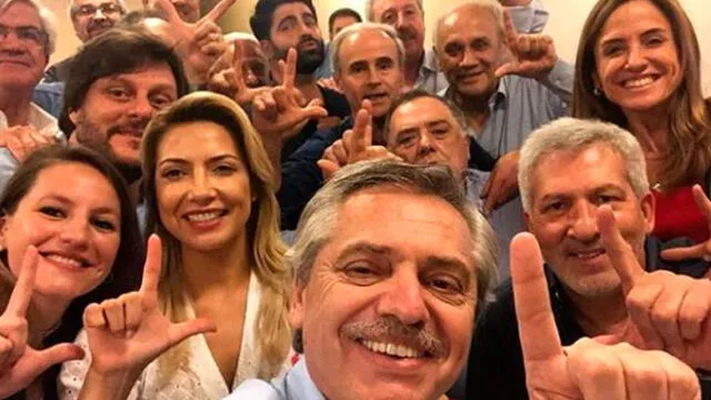 Alberto Fernández haciendo una 'L', como referencia al exmandatario de Brasil, Lula da Silva, preso por escándalos de corrupción. Foto: Twitter