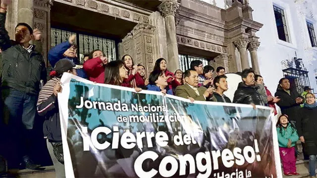 Marchan en Arequipa y Cusco para cerrar Congreso [VIDEOS]