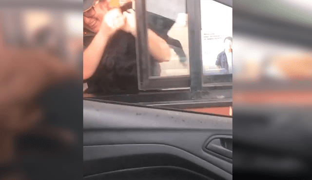 Facebook: perro no resistió el hambre y se metió por ventana de un restaurante de comida rápida [VIDEO]