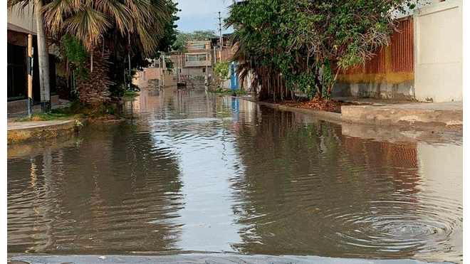 Lluvia inunda calles de Piura