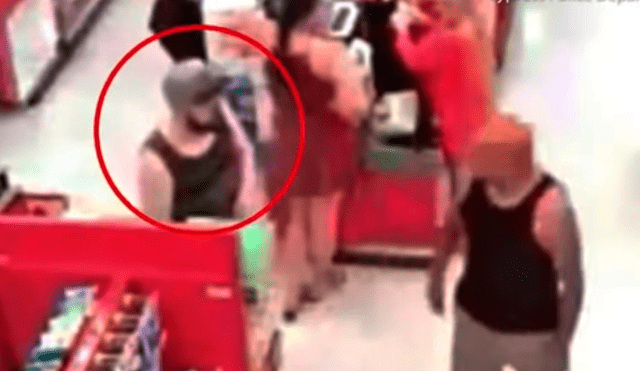 Vía YouTube: sujeto es descubierto grabando a una niña por debajo la falda [VIDEO] 