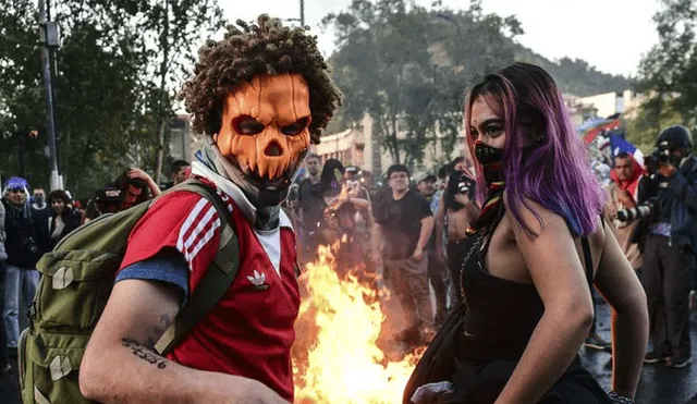 Los chilenos salieron a protestar de una forma peculiar por Halloween.