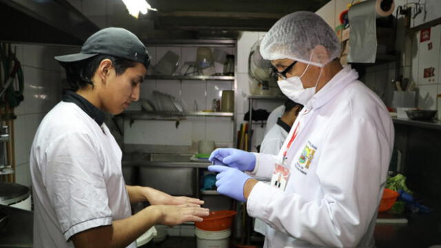 Inspectores encontraron contaminación cruzada en los alimentos, alimentos con contacto al piso y equipos o artefactos en mal estado. (Fotos: Municipalidad de San Martín de Porres)