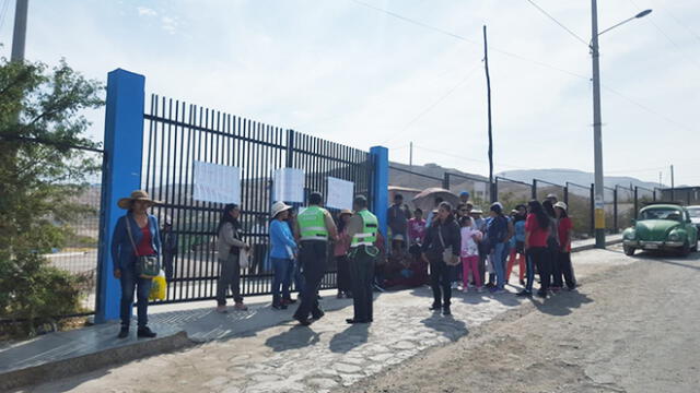Moquegua: Padres de familia protestan exigiendo que colegio no se convierta en mixto [VIDEO]