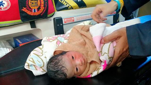 Rescatan a bebé después de ser abandonado en una bolsa de basura [VIDEO]