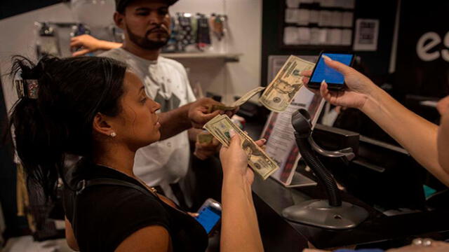 Los envíos de venezolanos desde el exterior también ha promovido mayor cantidad de dólares en las calles. Foto: EFE