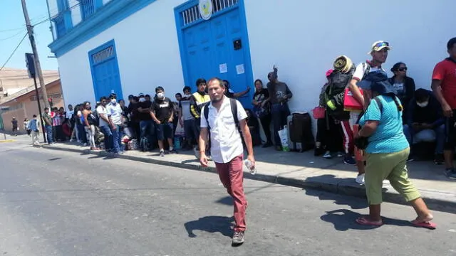 Peruanos que piden ingresar a Perú, desde la frontera chilena.