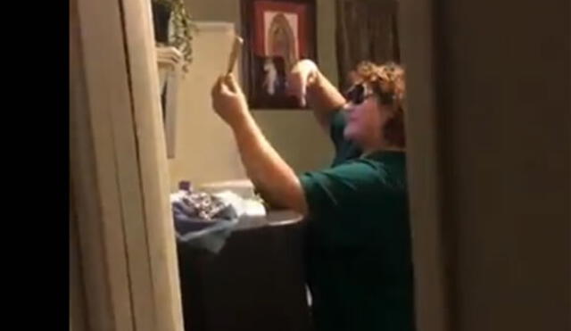 Twitter: madre fue descubierta intentando tomarse selfie y su reacción es viral