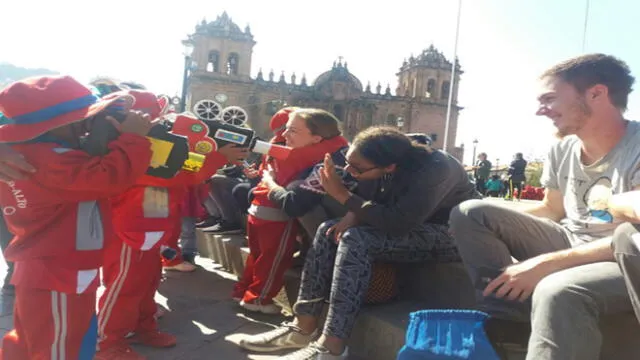Cusco: Niños reporteros preguntan a turistas sobre Paolo Guerrero [VIDEO]