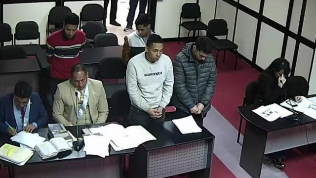 Delincuentes escuchan su condena en sala judicial tras proceso de terminación anticipada. (Foto: Twitter CSJLN)