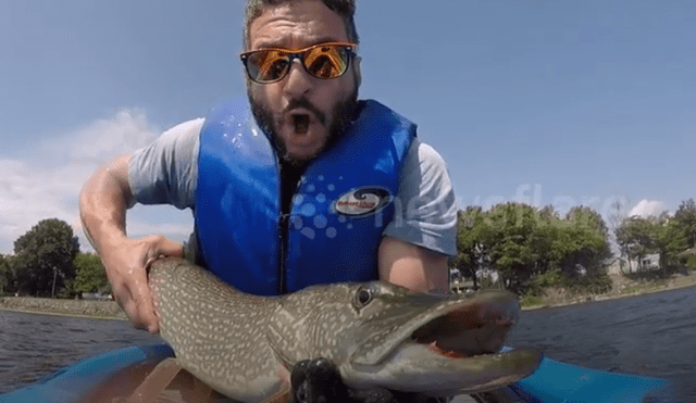 Un video viral de YouTube registró lo que ocurrió con un pescador al atrapar a un enorme criatura marina.
