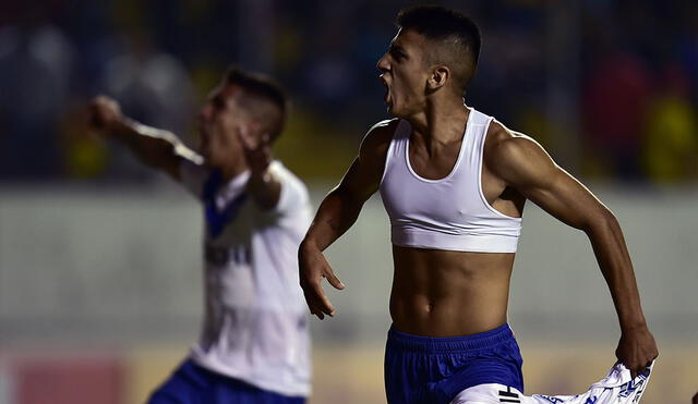 Vélez encontró la clasificación gracias a un gol de penal de Almada en el último minuto. Foto: AFP.