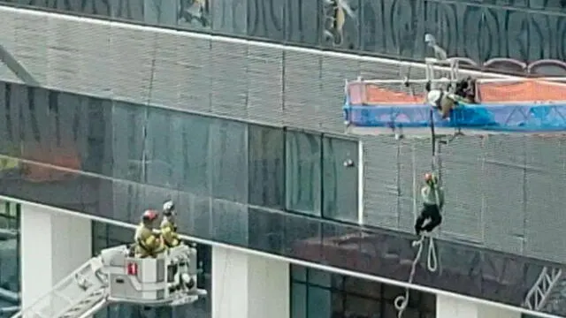 Bomberos rescatan a limpiador de ventanas que permaneció colgado de un arnés por 20 minutos [VIDEO]