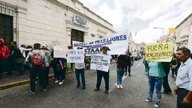 Ambulantes de Arequipa piden deportar venezolanos [VIDEO] 