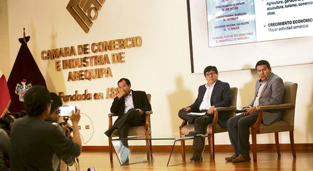 Asedio periodístico. Tres funcionarios de Southern, Carlos Vargas, Darío Oviedo y Carlos Quiñones, respondieron las preguntas de prensa mistiana.