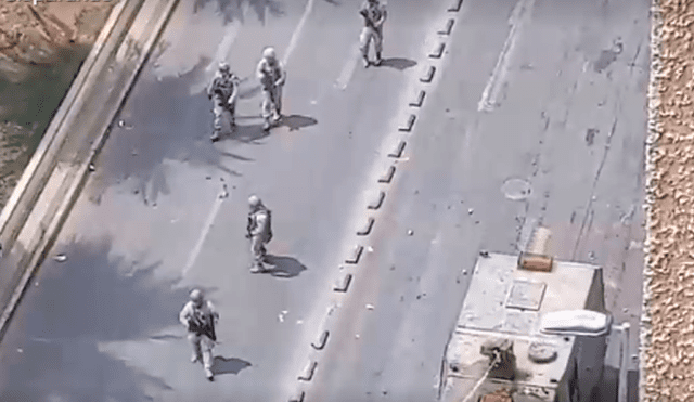 Protestas en Santiago de Chile registraron un polémico video en que militares apuntan contra manifestantes. Foto:soychile.cl/captura