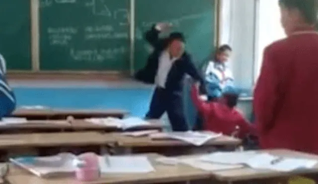 YouTube: captan salvaje golpiza de profesor contra alumno que le ruega se detenga [VIDEO]