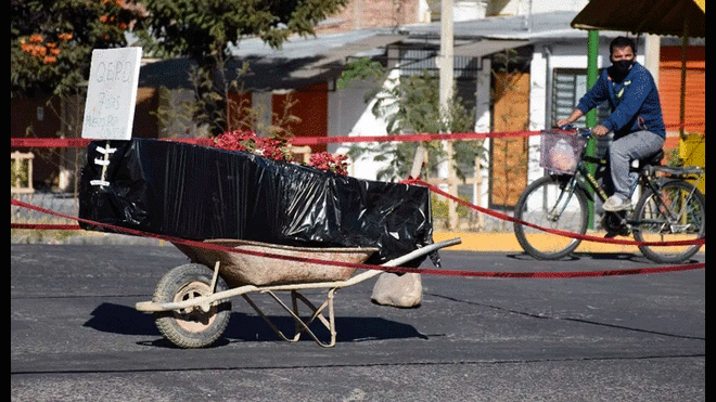 El cuerpo llevaba siete días en la casa familiar, según un vecino. Foto: AP.